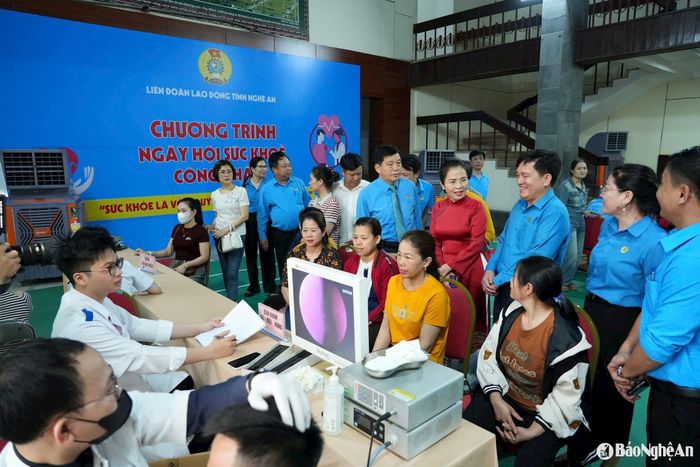Đoàn viên, người lao động được khám sức khỏe miễn phí tại lễ phát động Tháng Công nhân năm 2023. Ảnh: Diệp Thanh