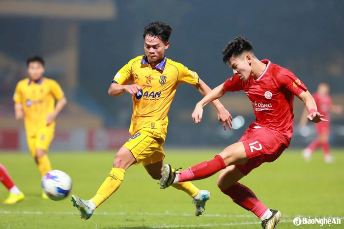 Hồ Văn Cường đã có 1 tình huống đối mặt với thủ thành Quàng Thế Tài. Ảnh tư liệu: Hải Hoàng