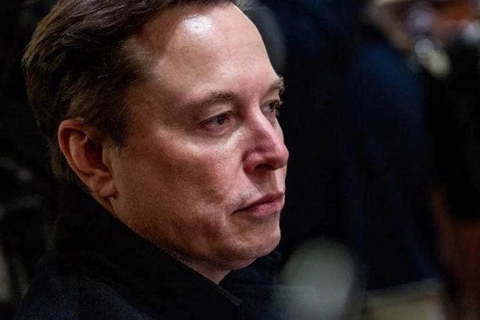 Mới đây Elon Musk đã nhắc lại sự hoài nghi của mình, so sánh ngành công nghiệp ô tô với Nokia đang điên cuồng cố gắng phát triển các hình dạng và kiểu dáng mới của điện thoại nắp gập di động trong khi Apple phát triển iPhone.
