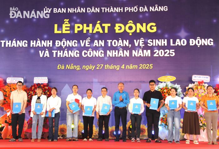 Lãnh đạo Liên đoàn Lao động thành phố trao hỗ trợ cho đoàn viên bị tai nạn lao động, bệnh nghề nghiệp, có hoàn cảnh khó khăn. Ảnh: L.P