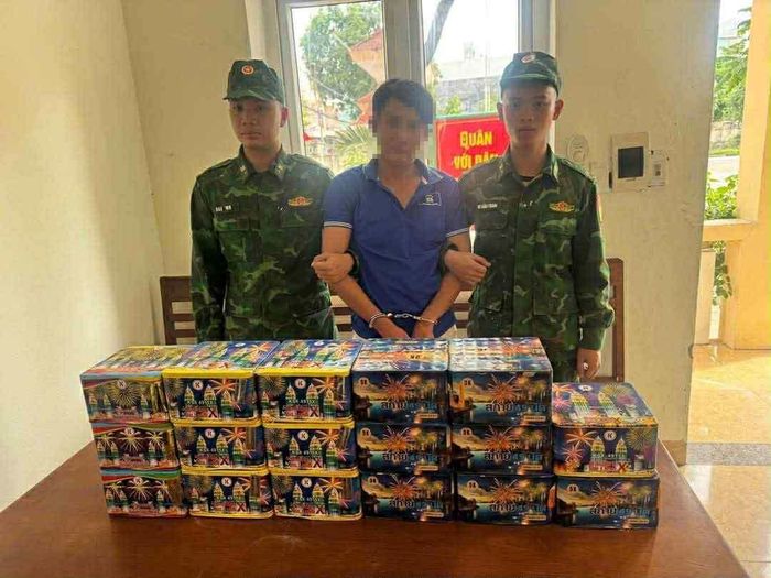 Bắt quả tang đối tượng buôn bán hàng cấm.