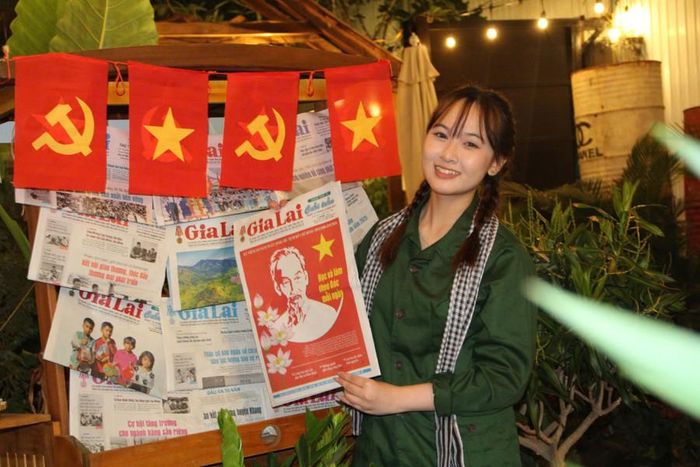  Giới trẻ Gia Lai thích thú check-in cùng lá cờ Tổ quốc. Ảnh: Hoàng Hoài 