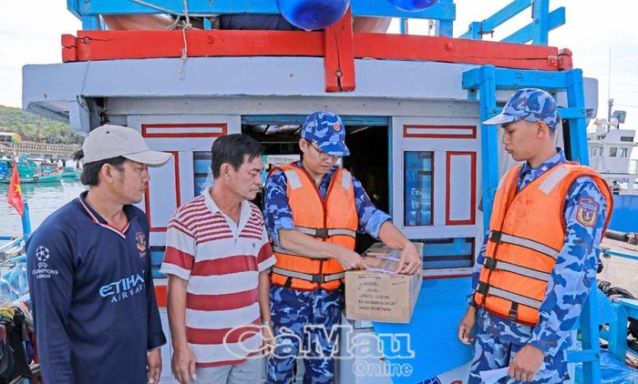 Lực lượng chức năng BTL Vùng Cảnh sát biển 4 niêm phong tang vật vi phạm trên Tàu BĐ 94713 TS.