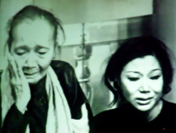 Kim Cương và NSND Bảy Nam (trái) trong vở “Lá sầu riêng”. Ảnh tư liệu