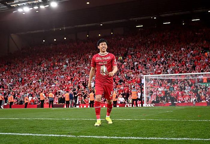 Wataru Endo vừa ghi dấu mốc lịch sử khi trở thành cầu thủ Nhật Bản thứ tư vô địch Premier League, sau chiến thắng 5-1 của Liverpool trước Tottenham ở vòng 34 hôm 27/4.