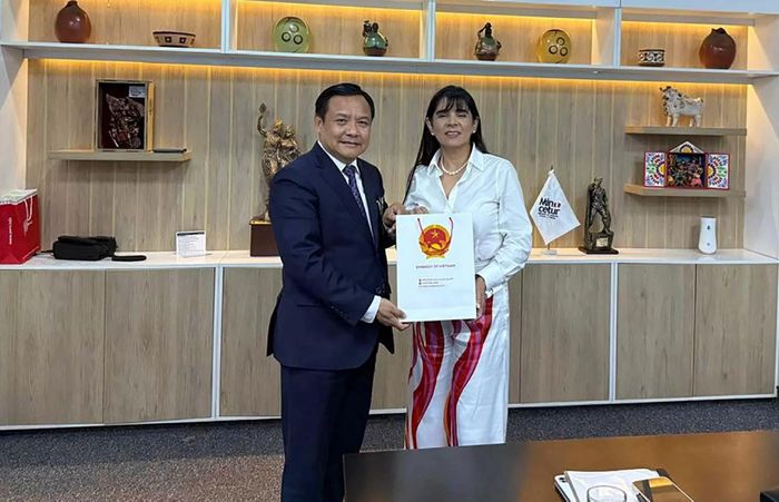 Bộ trưởng Bộ Ngoại thương và du lịch Peru Elizabeth Galdo Marín de Desilú tiếp Đại sứ Bùi Văn Nghị.