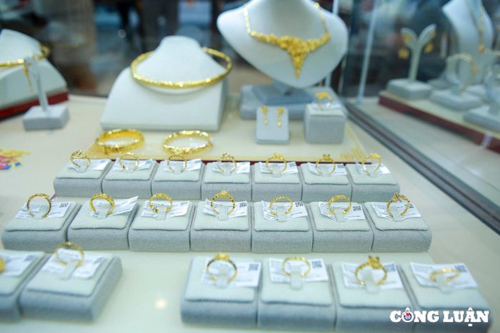 Sáng 28/4, giá vàng trong nước giảm 1.000.000 đồng/lượng khi giá thế giới tuột khỏi mốc 3.300 USD/ounce.