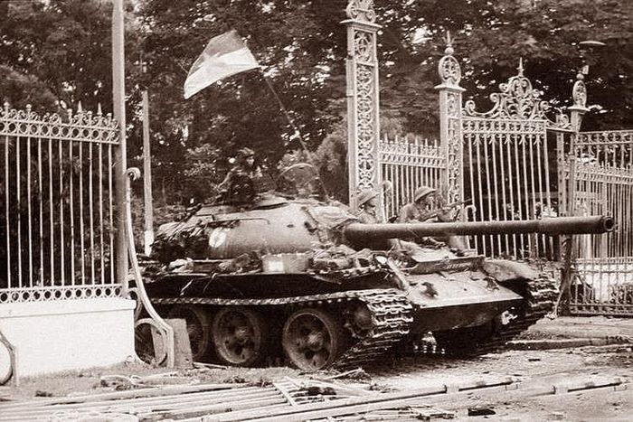 Ngày 30/4/1975, xe tăng của quân giải phóng húc đổ cổng Dinh Độc Lập, tiến vào bắt sống Tổng thống ngụy Dương Văn Minh và toàn bộ nội các chính quyền Sài Gòn, kết thúc Chiến dịch Hồ Chí Minh lịch sử. Ảnh tư liệu