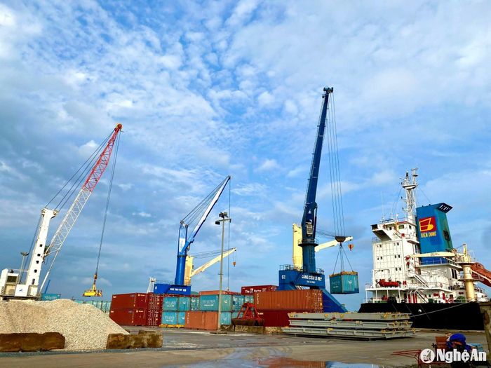 Bốc dỡ hàng tại cảng Cửa Lò. Ảnh tư liệu: Thu Huyền
