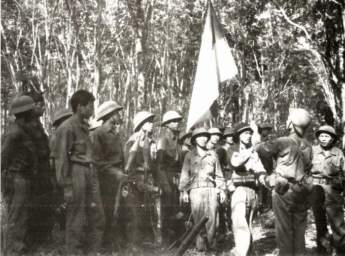 Lễ chuyển giao cờ chiến thắng trước khi vào chiến dịch giải phóng Sài Gòn, tháng 4/1975. Ảnh tư liệu