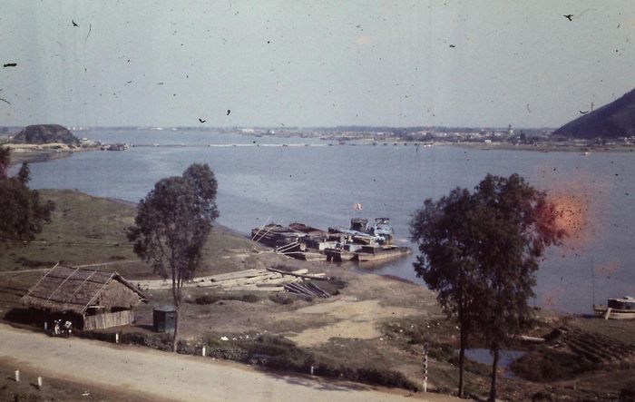 Cầu phao Bến Thủy và bến phà trên sông Lam ở bờ nam huyện Nghi Xuân năm 1977. Ảnh tư liệu: Kts Werner Georges/Vinh Xưa