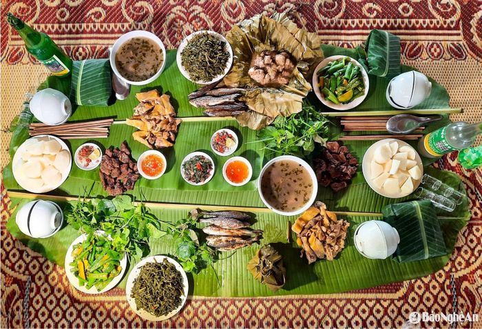 Các món ẩm thực do đồng bào Thái ở bản Quang Phúc chế biến phục vụ du khách. Ảnh: Đình Tuân
