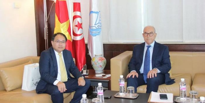  Tham tán Thương mại Việt Nam làm việc với Phó Chủ tịch Liên đoàn Thương mại, Công nghiệp và Thủ công Tunisia 