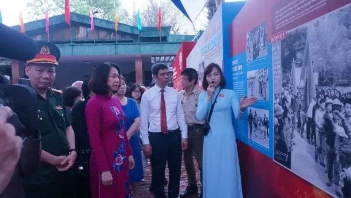 Các đại biểu nghe giới thiệu về triển lãm Con đường thống nhất tại Hoàng thành Thăng Long. Ảnh: Giang Nam