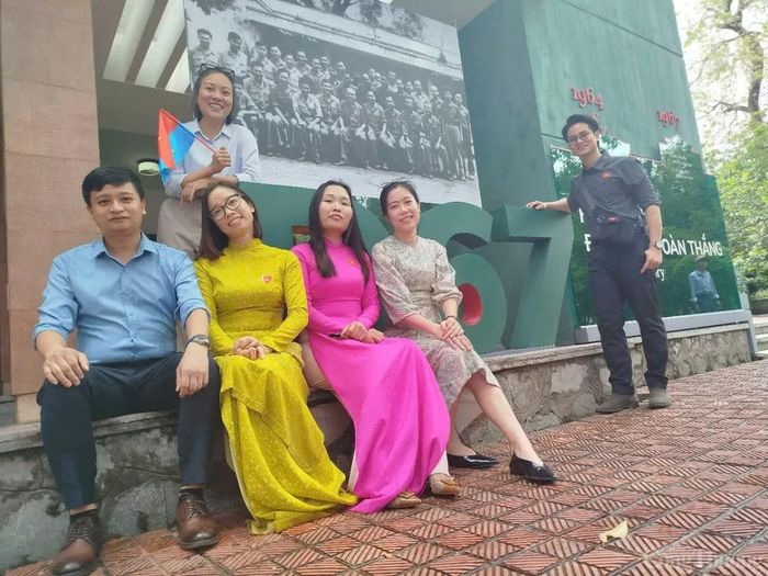 Người dân chụp ảnh lưu niệm tại triển lãm.