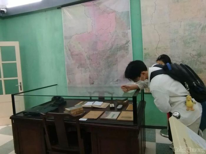 Các bạn trẻ chăm trú tìm hiểu tài liệu quý về lịch sử cách mạng tại Khu di sản Hoàng thành Thăng Long.