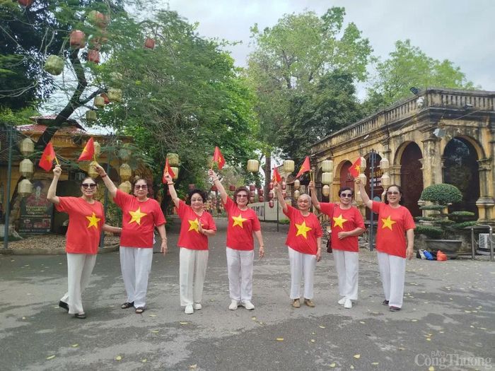 Nhiều du khách cao tuổi đến Hoàng thành Thăng Long với trang phục rực rỡ hưởng ứng ngày Giải phóng miền Nam, thống nhất đất nước.