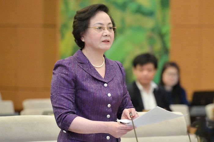 Bộ trưởng Bộ Nội vụ Phạm Thị Thanh Trà trình bày Tờ trình dự án Luật tại phiên họp. Ảnh: Hồ Long