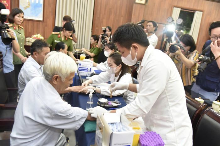 Thu nhận mẫu ADN từ thân nhân các liệt sĩ