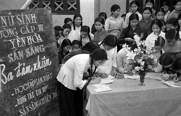 Học sinh trường cấp III Yên Hòa (Hà Nội) đăng ký phong trào “Ba đảm nhiệm”. Ảnh: Thanh Tụng - TTXVN
