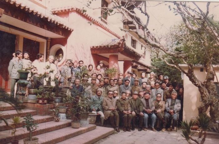 Các nhà văn nhiều thế hệ của Tạp chí Văn nghệ quân đội. Ảnh: Tư liệu