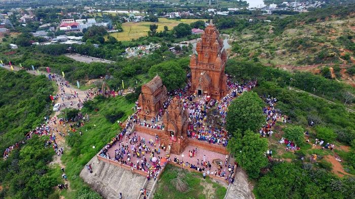 Lễ hội Katê là lễ hội lớn nhất và quan trọng nhất của người Chăm theo đạo Bàlamôn ở Ninh Thuận và Bình Thuận. Thường tổ chức vào tháng 7 theo lịch Chăm (tương ứng khoảng tháng 9 hoặc 10 dương lịch). Ảnh: Mạnh Linh - TTXVN