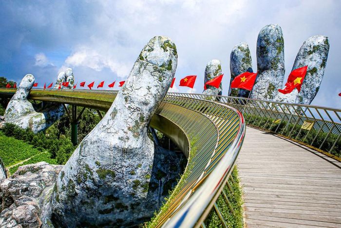 Công trình cầu Vàng tại thành phố Đà Nẵng là một điểm đến du lịch hấp dẫn cho người dân và du khách khi đến tham quan thành phố biển này. Ảnh: Trần Lê Lâm – TTXVN