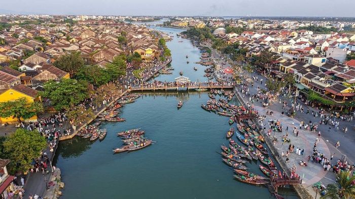 Hội An được bảo tồn khá nguyên vẹn, từ kiến trúc, dáng vẻ gắn với những giá trị lịch sử - văn hóa độc đáo, thu hút du khách tham quan, tìm hiểu. Ảnh: Hoàng Hiếu - TTXVN