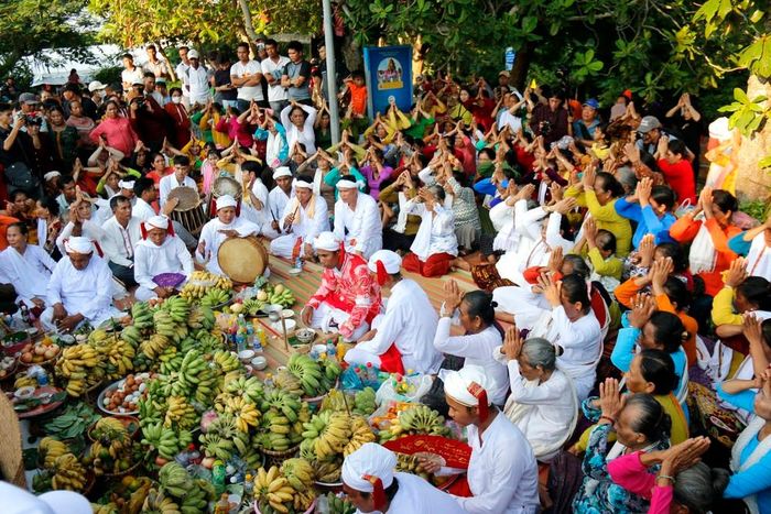 Nghi lễ cúng Cầu an tại tháp chính Pô Sah Inư, thành phố Phan Thiết (Bình Thuận). Ảnh: Nguyễn Thanh - TTXVN