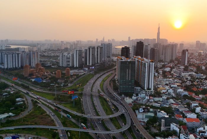 Thành phố Hồ Chí Minh là trung tâm lớn về kinh tế, văn hóa, giáo dục-đào tạo và khoa học-công nghệ có vị trí chính trị quan trọng của cả nước, có sức lan tỏa, thúc đẩy phát triển vùng Đông Nam Bộ và vùng kinh tế trọng điểm phía Nam. Ảnh: Hồng Đạt - TTXVN
