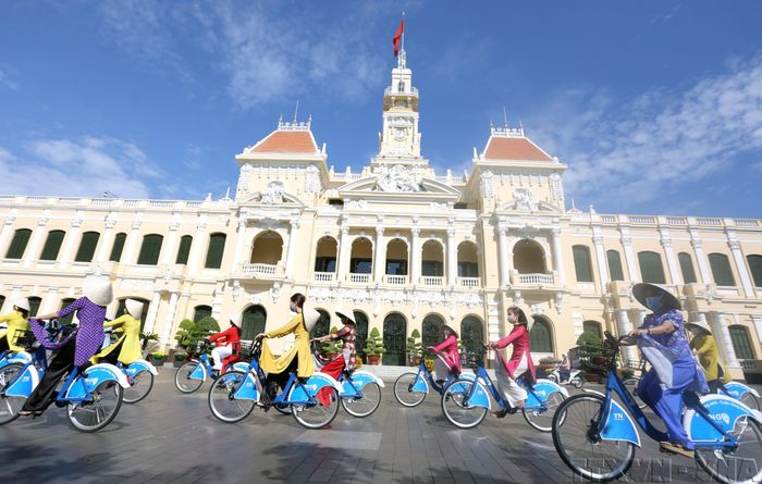 Khách du lịch thăm quan Thành phố Hồ Chí Minh. Ảnh: TTXVN
