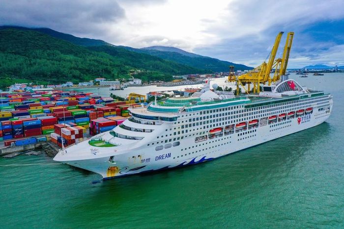 Tàu Dream Cruise 5 sao phục vụ cho hơn 2.000 khách du lịch quốc tế cập cảng Tiên Sa, Đà Nẵng. Ảnh: Trần Lê Lâm - TTXVN