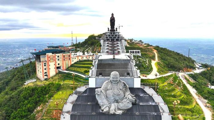 Cụm công trình tâm linh trên đỉnh núi Bà Đen, tỉnh Tây Ninh một điểm thu hút khách du lịch trong và ngoài nước. Ảnh: Minh Phú – TTXVN