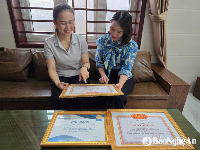 Chị Nguyễn Thị Nga (bìa trái) - mẹ của Lê Phương Thảo là công dân tiêu biểu thành phố Vinh năm 2012. Ảnh: Thanh Quỳnh