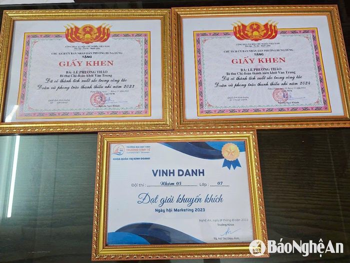 Một số giấy khen của Lê Phương Thảo. Ảnh: Thanh Quỳnh