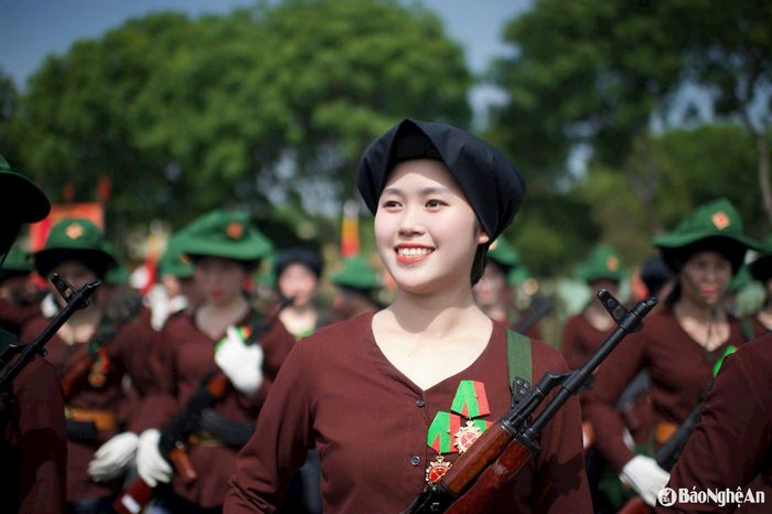 Lê Phương Thảo (SN 2003) - Sinh viên năm 4 khoa Quản trị Kinh doanh, Trường Đại học Vinh tập luyện trong đội hình Khối Nữ Dân quân miền Bắc. Ảnh: Nhân vật cung cấp