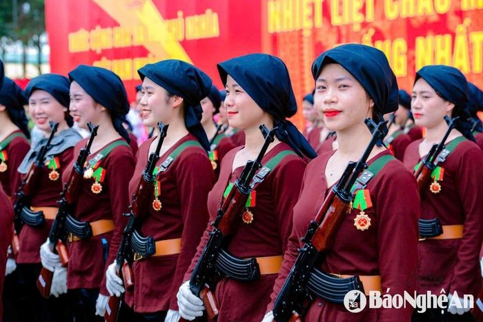 Lê Phương Thảo (thứ 3 từ phải sang) luôn nỗ lực tập luyện để hoàn thành nhiệm vụ được giao. Ảnh: Nhân vật cung cấp