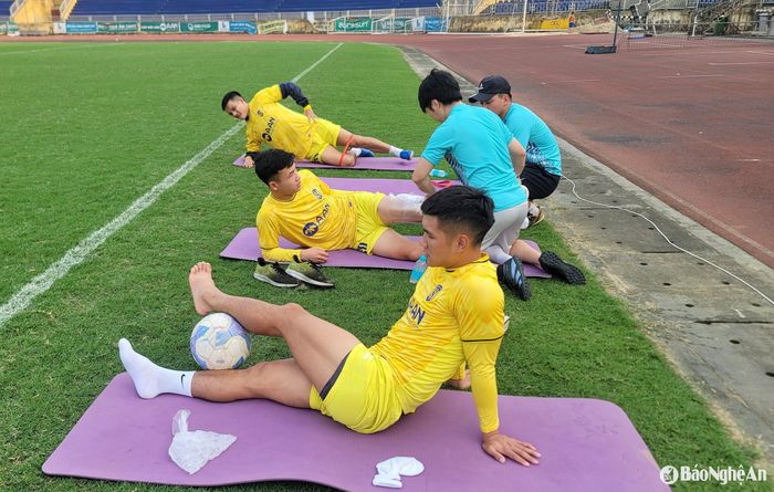 Vương Văn Huy, Ngô Văn Lương và Hoàng Văn Khánh đang được các bác sĩ tập phục hồi chấn thương. Ảnh: Đức Anh