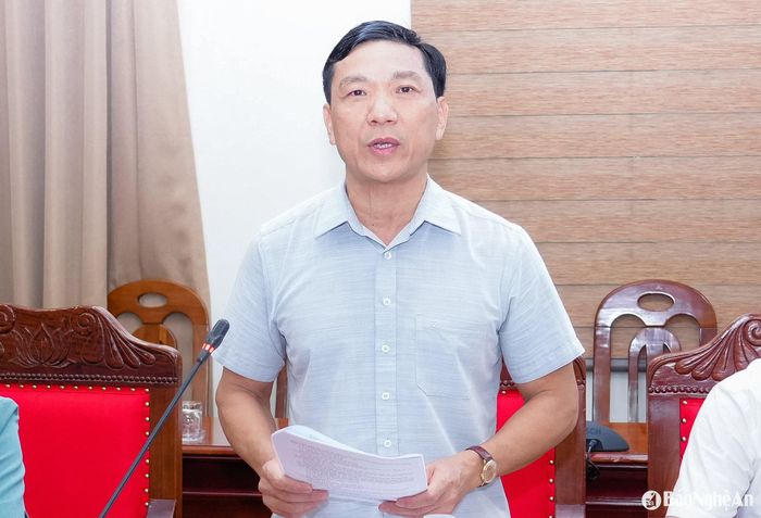 Đồng chí Hồ Xuân Bảy - Phó Trưởng ban Thường trực Ban Nội chính Tỉnh ủy trình bày Báo cáo đánh giá tình hình tháng 4, dự kiến tình hình trọng tâm tháng 5/2025. Ảnh: Phạm Bằng