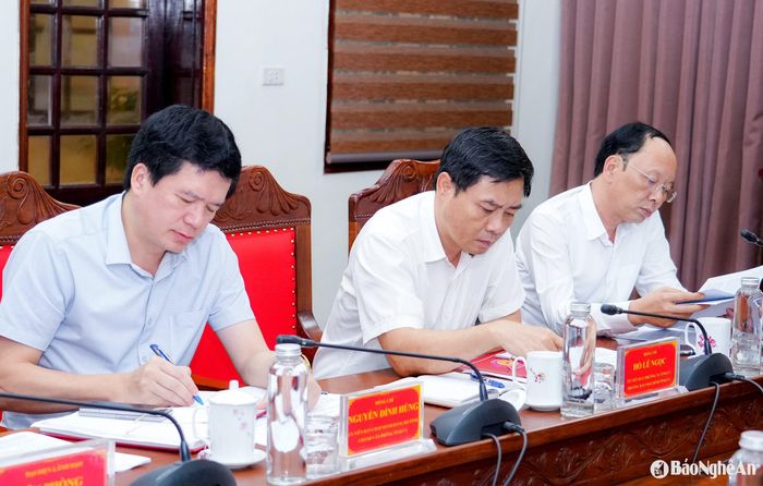 Các đồng chí Ủy viên Ban Thường vụ Tỉnh ủy: Bùi Thanh An - Phó Chủ tịch Thường trực UBND tỉnh; Hồ Lê Ngọc - Trưởng ban Nội chính Tỉnh ủy, và đồng chí Nguyễn Đình Hùng - Ủy viên Ban Chấp hành Đảng bộ tỉnh, Chánh Văn phòng Tỉnh ủy tham dự hội nghị. Ảnh: Phạm Bằng