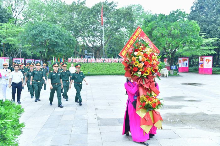 Đoàn đại biểu Đảng ủy - Bộ Chỉ huy Quân sự tỉnh Nghệ An dâng hoa, dâng hương tưởng niệm Chủ tịch Hồ Chí Minh tại Khu Di tích Quốc gia đặc biệt Kim Liên. Ảnh: Trọng Kiên