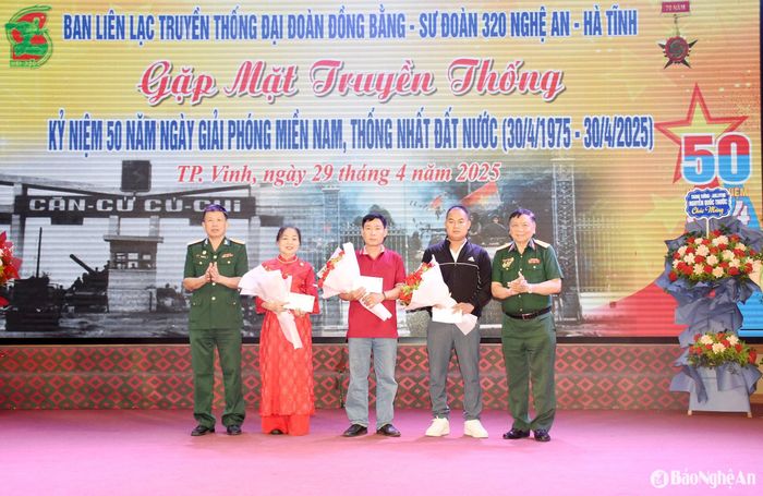 Đại diện Ban liên lạc Đại đoàn Đồng Bằng - Sư đoàn 320 Nghệ An - Hà Tĩnh tặng quà cho các thân nhân liệt sĩ. Ảnh: Công Kiên