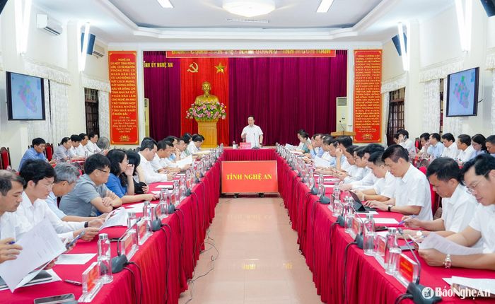 Quang cảnh cuộc họp của Ban Chỉ đạo tỉnh về thực hiện sắp xếp, tổ chức lại đơn vị hành chính cấp xã trên địa bàn tỉnh Nghệ An. Ảnh: Phạm Bằng