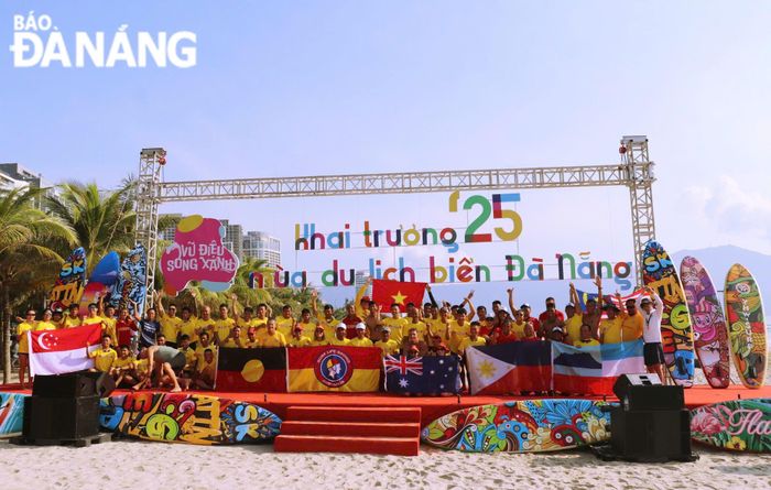 15 đội thi trong nước và quốc tế tham gia hội thi cứu hộ biển quốc tế Đà Nẵng năm 2025. Ảnh: NGỌC HÀ