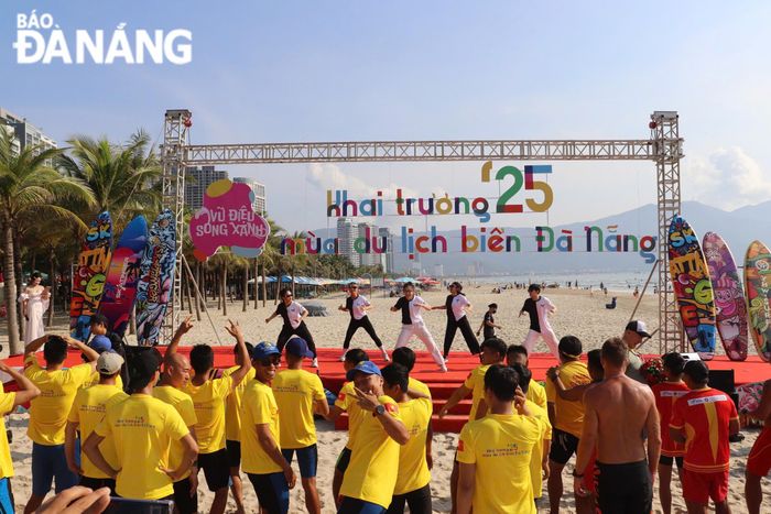Không khí sôi động tại lễ khai trương mùa du lịch biển 2025. Ảnh: NGỌC HÀ