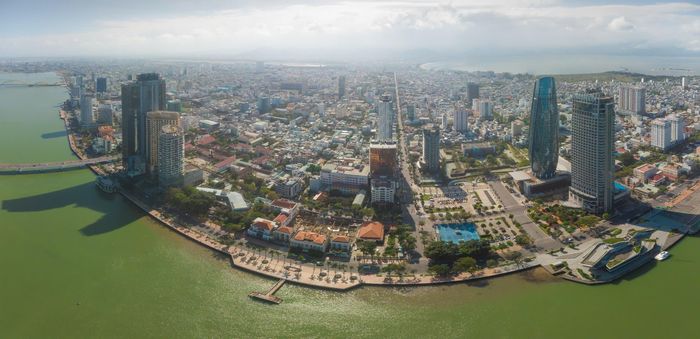 Hợp nhất Quảng Nam và Đà Nẵng không chỉ là cộng gộp địa lý hay dân số mà sẽ tạo ra động lực mới, tiềm năng mới, không gian phát triển mới. Trong ảnh: Đà Nẵng nhìn từ trên cao. Ảnh: NGUYỄN TRÌNH