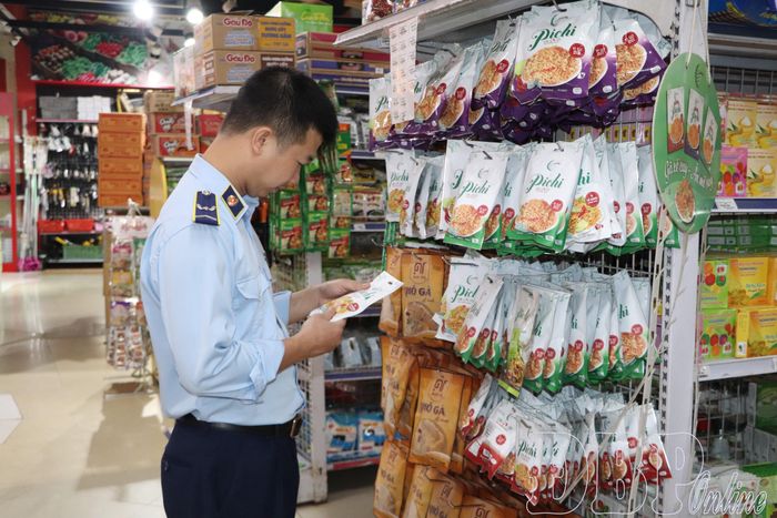 Lực lượng quản lý thị trường kiểm tra nhãn mác hàng hóa tại Siêu thị Hoa Ba.