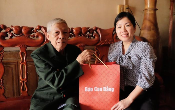 Lãnh đạo Báo Cao Bằng tặng quà thương binh Nguyễn Văn Chức, tổ 11, phường Đề Thám.