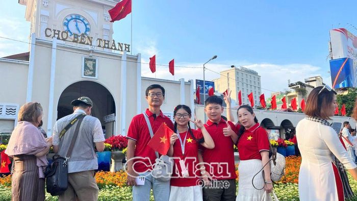 Gia đình chị Đoàn Thuý An từ Cà Mau lên TP Hồ Chí Minh dự buổi sơ duyệt chuẩn bị cho ngày diễu binh kỷ niệm 50 năm Giải Phóng Miền Nam thống nhất đất nước với tâm trạng háo hức, vui tươi.
