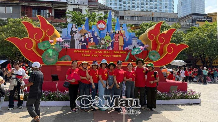 Nhiều người dân từ khắp mọi miền đất nước tranh thủ bay vào TP Hồ Chí Minh để xem lễ diễu binh và tranh thủ chụp ảnh kỷ niệm.